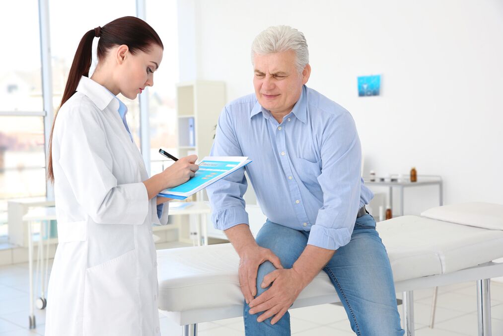 Un médecin prescrit un traitement pour l'arthrose de l'articulation du genou à un patient