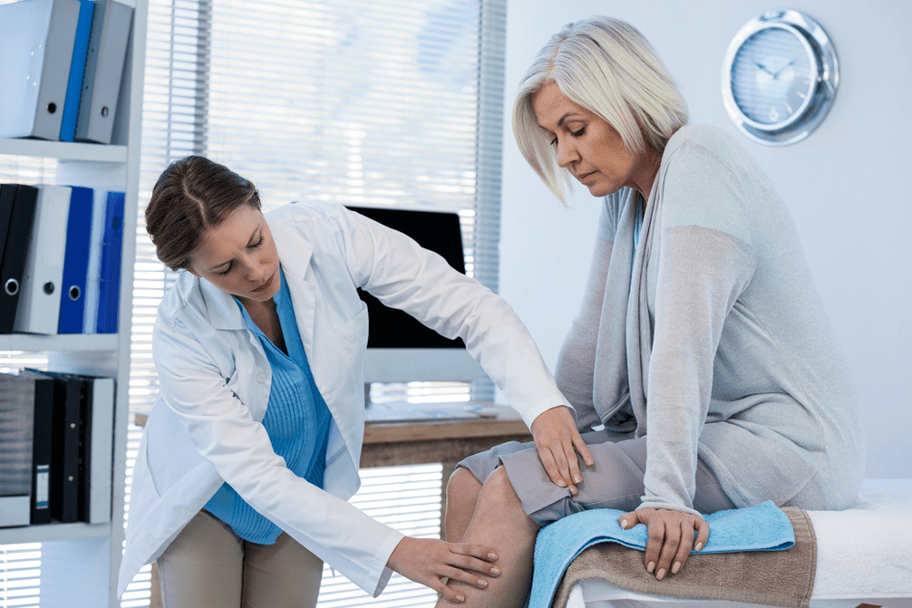 Un patient arthrosique nécessitant un traitement est examiné par un médecin